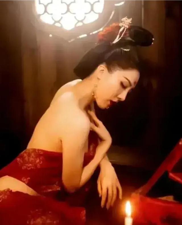 董思瑾中石化，国企领导牵手女下属，女主社媒晒钻戒，奢侈品众多还要买保险箱