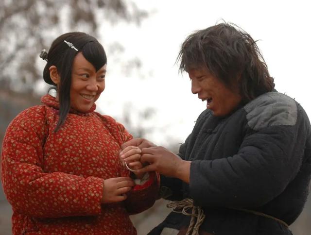 女人梦见看电影是什么预兆（梦见看电影是什么预兆梦见看两场电影）