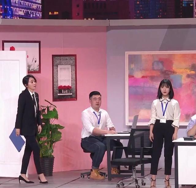 女人梦见看电影是什么预兆（梦见看电影是什么预兆梦见看两场电影）