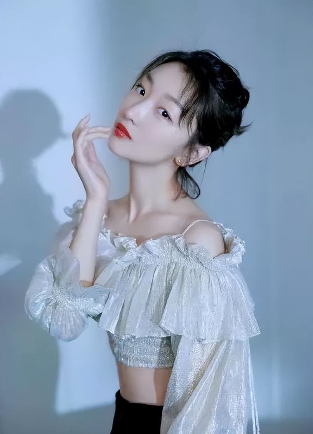 女人梦见看电影是什么预兆（梦见看电影是什么预兆梦见看两场电影）