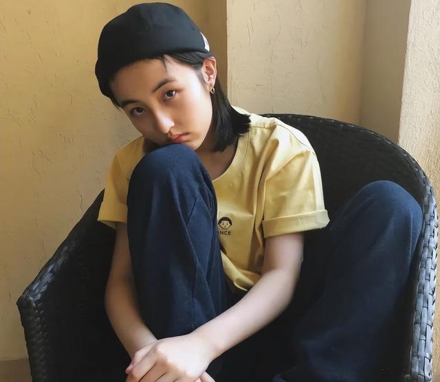 女人梦见看电影是什么预兆（梦见看电影是什么预兆梦见看两场电影）