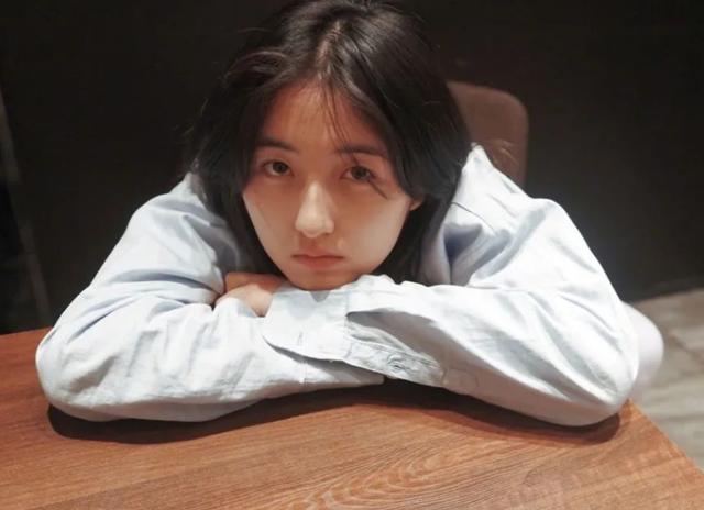 女人梦见看电影是什么预兆（梦见看电影是什么预兆梦见看两场电影）
