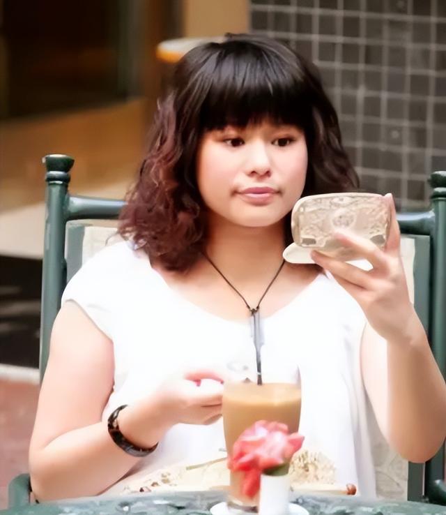 女人梦见看电影是什么预兆（梦见看电影是什么预兆梦见看两场电影）