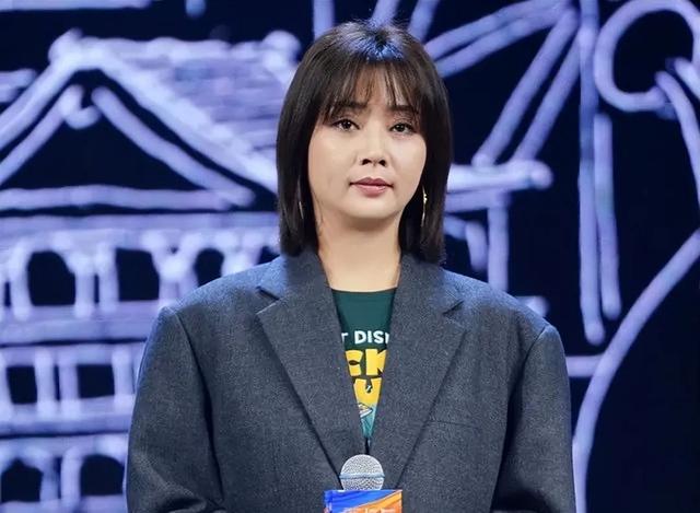 女人梦见看电影是什么预兆（梦见看电影是什么预兆梦见看两场电影）