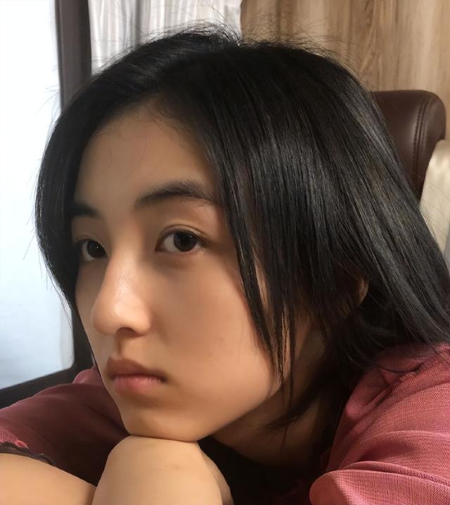 女人梦见看电影是什么预兆（梦见看电影是什么预兆梦见看两场电影）