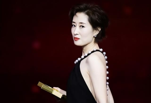 女人梦见看电影是什么预兆（梦见看电影是什么预兆梦见看两场电影）