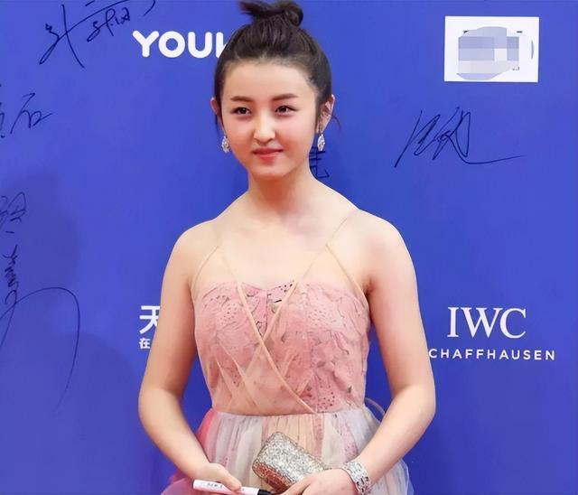 女人梦见看电影是什么预兆（梦见看电影是什么预兆梦见看两场电影）