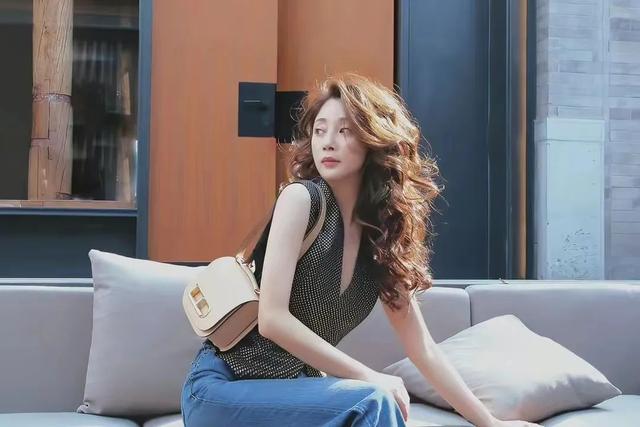 女人梦见看电影是什么预兆（梦见看电影是什么预兆梦见看两场电影）