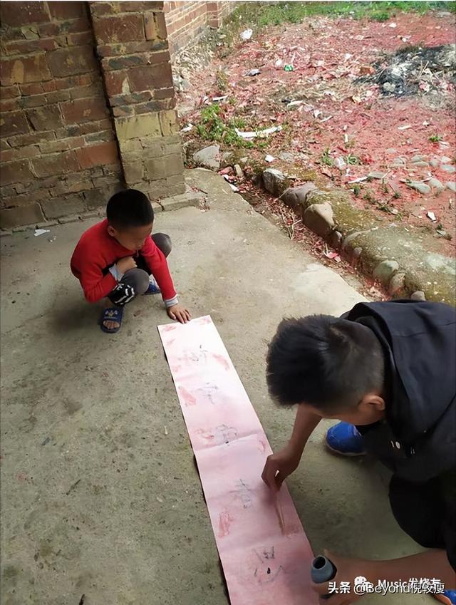 梦见磕头下跪拜神佛头上被浇水我打了浇水人（梦见给神佛下跪磕头）