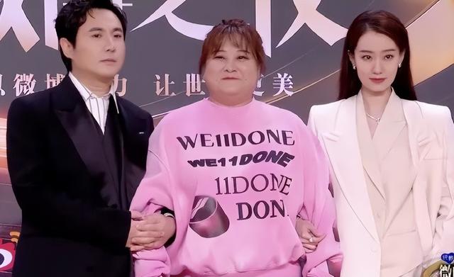 女人梦见看电影是什么预兆（梦见看电影是什么预兆梦见看两场电影）