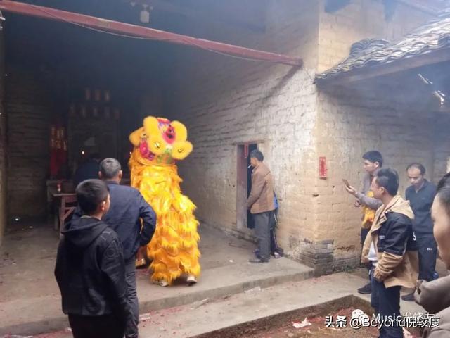 梦见磕头下跪拜神佛头上被浇水我打了浇水人（梦见给神佛下跪磕头）