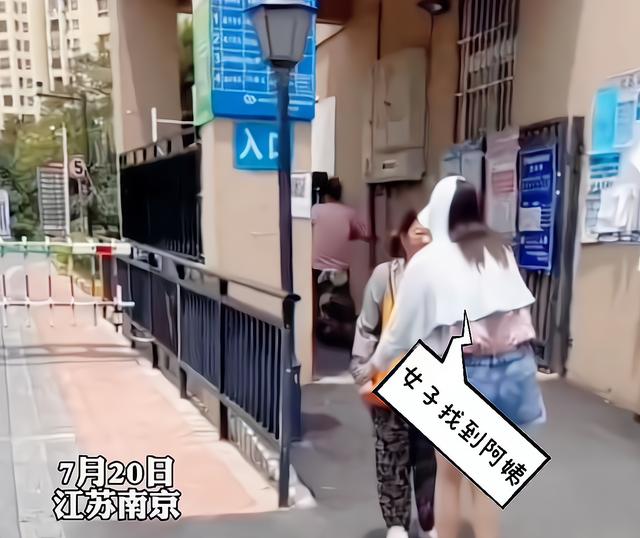 女人梦见捡到百元大钞别人找我要（梦见捡到百元大钞又给人还掉_）