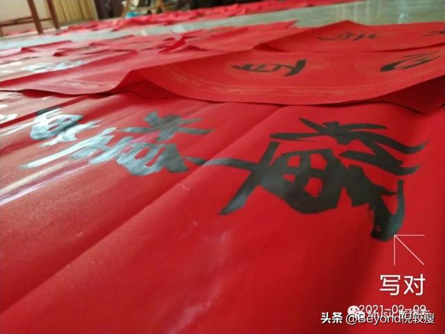 梦见磕头下跪拜神佛头上被浇水我打了浇水人（梦见给神佛下跪磕头）