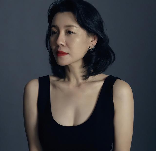 女人梦见看电影是什么预兆（梦见看电影是什么预兆梦见看两场电影）