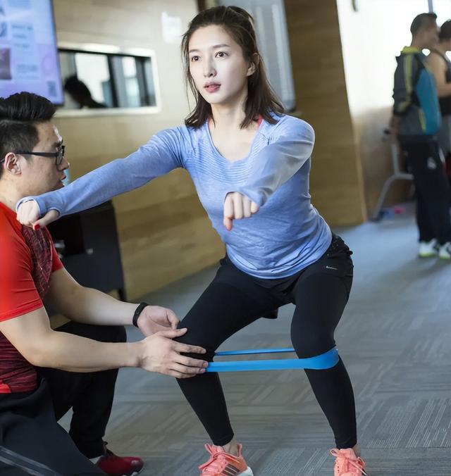 女人梦见看电影是什么预兆（梦见看电影是什么预兆梦见看两场电影）