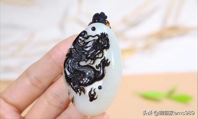 真玉和假玉在紫光灯光下有啥区别图片假玉用紫光灯照是什么颜色！