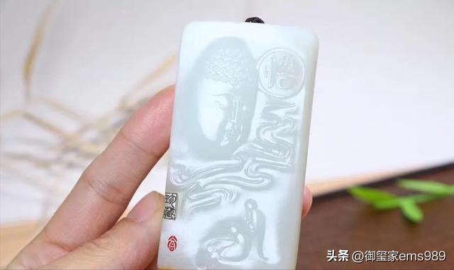真玉和假玉在紫光灯光下有啥区别图片假玉用紫光灯照是什么颜色！