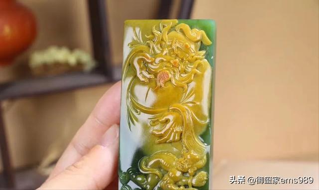 真玉和假玉在紫光灯光下有啥区别图片假玉用紫光灯照是什么颜色！