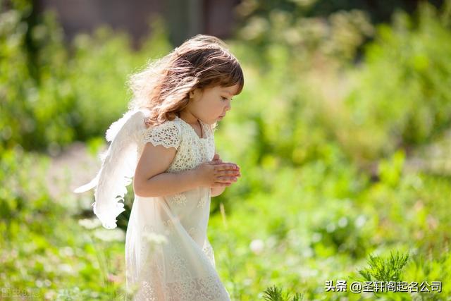 女孩名字2022年名字大全免费瑞万一生了小公主，就这样起名，邻居听了都哇塞女孩名字2022年名字大全免费