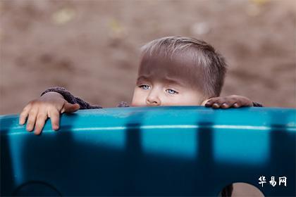 022年元宵节出生的男孩五行缺金寓意吉利的名字"