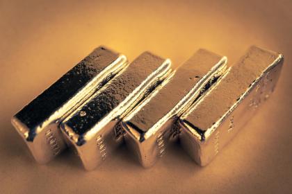 019年8月30号辰时出生的女孩有什么推荐好名，五行属什么"