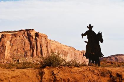 019年8月8丑时出生的女孩哪些推荐名字好，五行属什么"