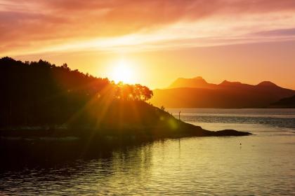 019年7月24号午时出生的女孩起什么名字好听，五行是什么？"